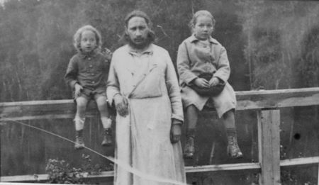 1925. На мосту у Вифанского пруда в Сергиевом Посаде священник Павел Флоренский с детьми